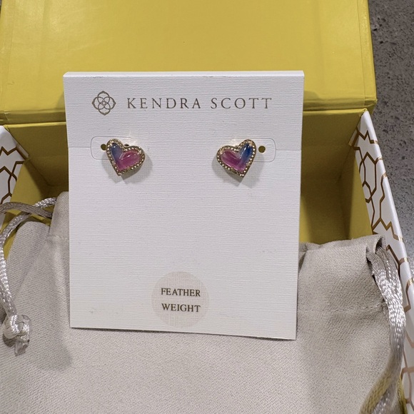 BRAND NEW NEVER WORN! Kendra Scott featherweight heart stud earrings!! - Picture 1 of 1